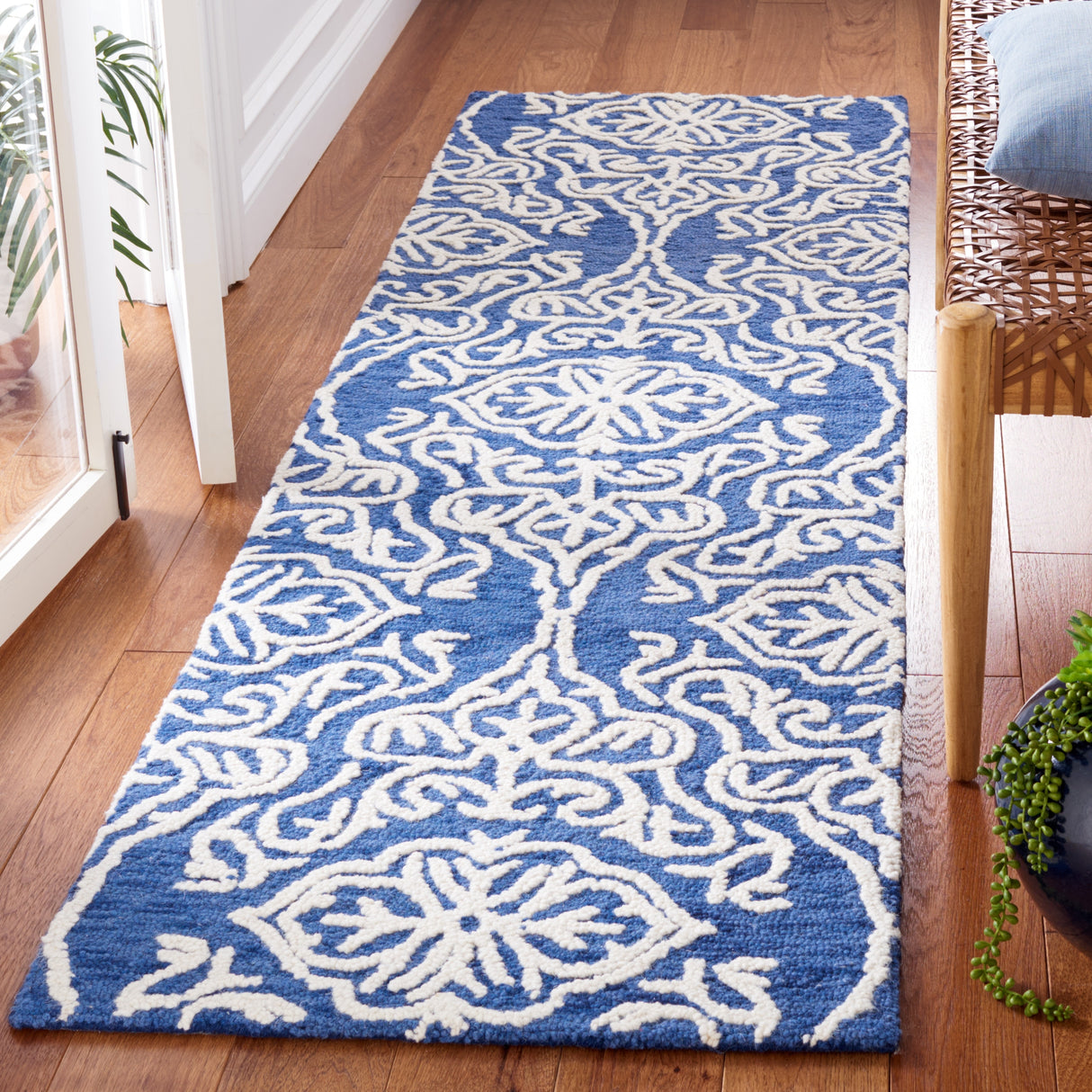 SAFAVIEH Handmade Blossom Cateluta Modern Floral Wool Rug