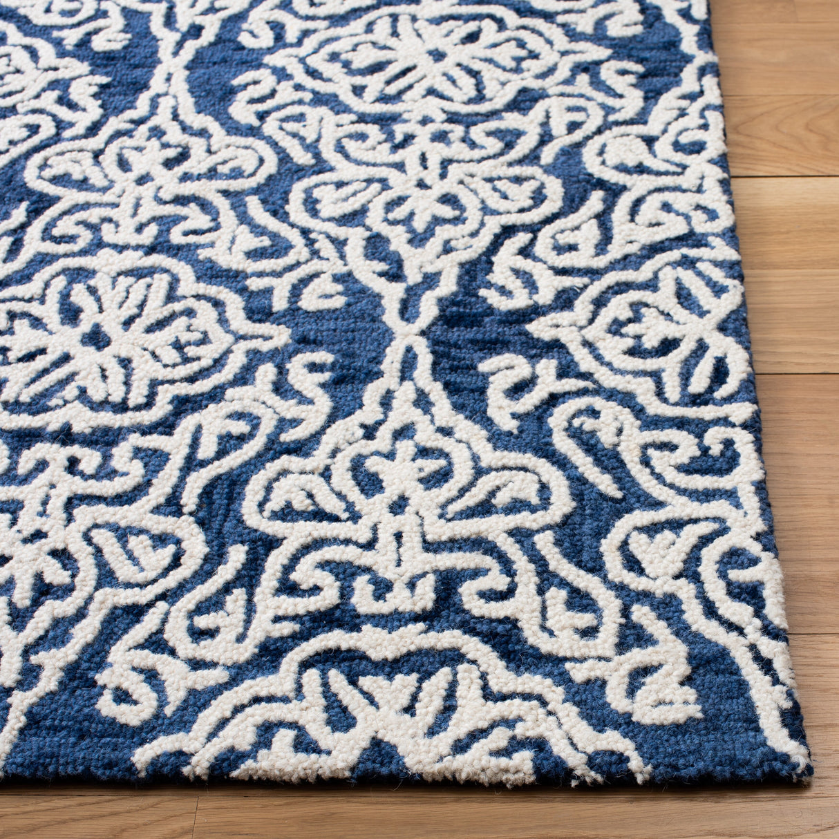 SAFAVIEH Handmade Blossom Cateluta Modern Floral Wool Rug