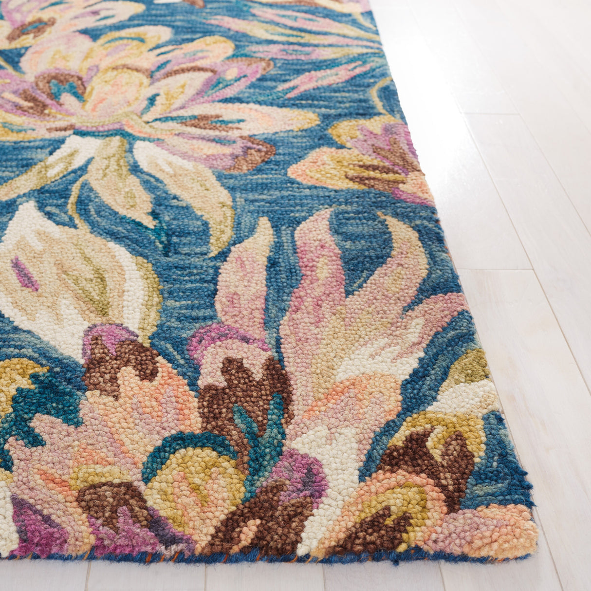 SAFAVIEH Handmade Blossom Deliana French Country Floral Wool Rug