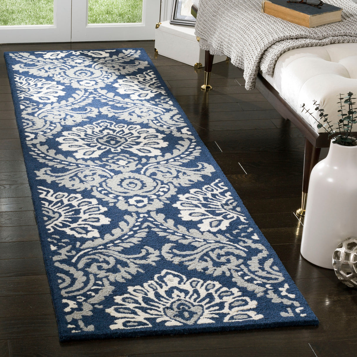 SAFAVIEH Handmade Blossom Esta Modern Floral Wool Rug