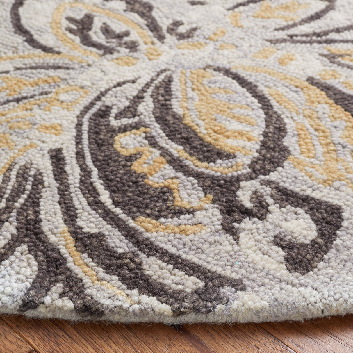 SAFAVIEH Handmade Blossom Friedel Wool Rug