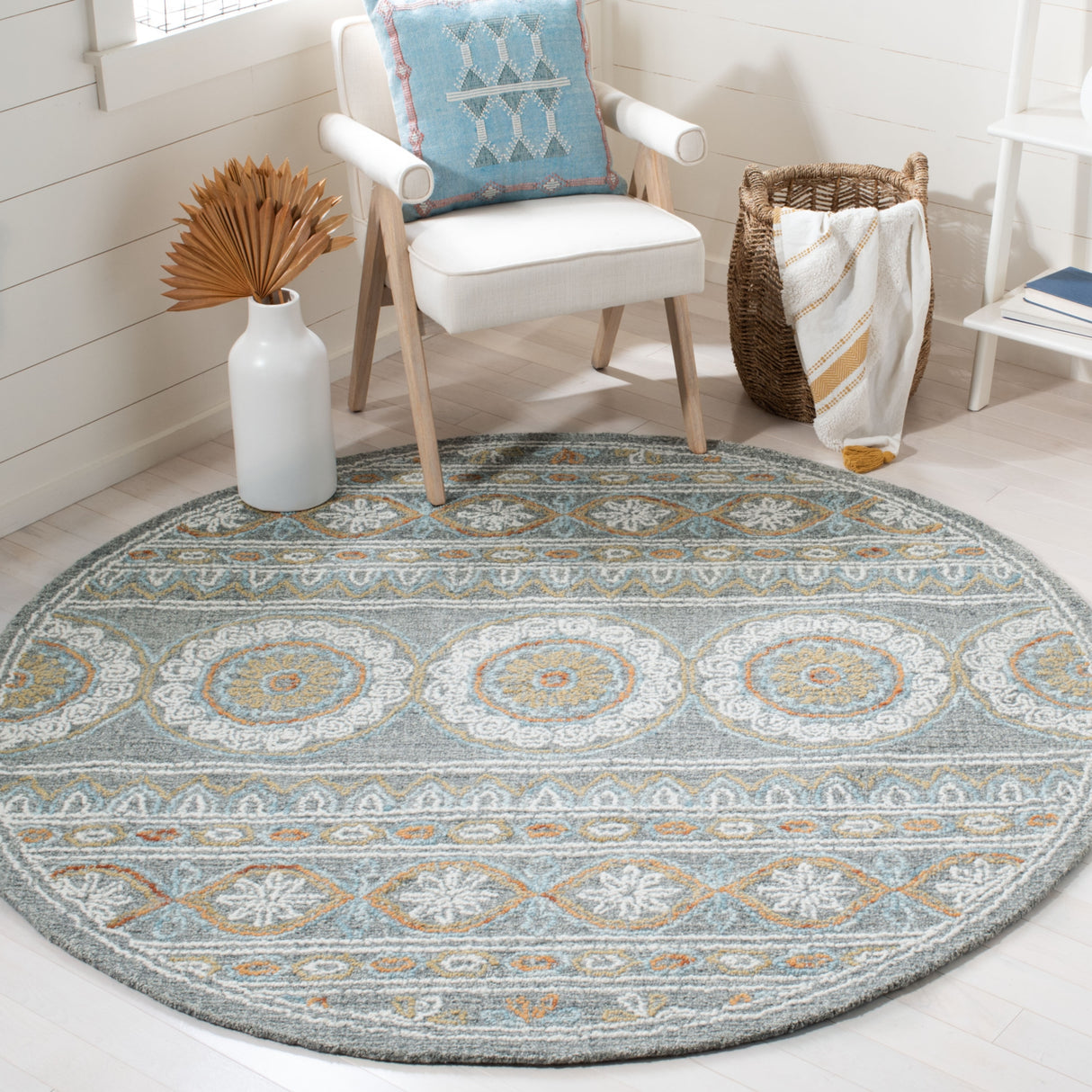 SAFAVIEH Handmade Blossom Julene Wool Rug