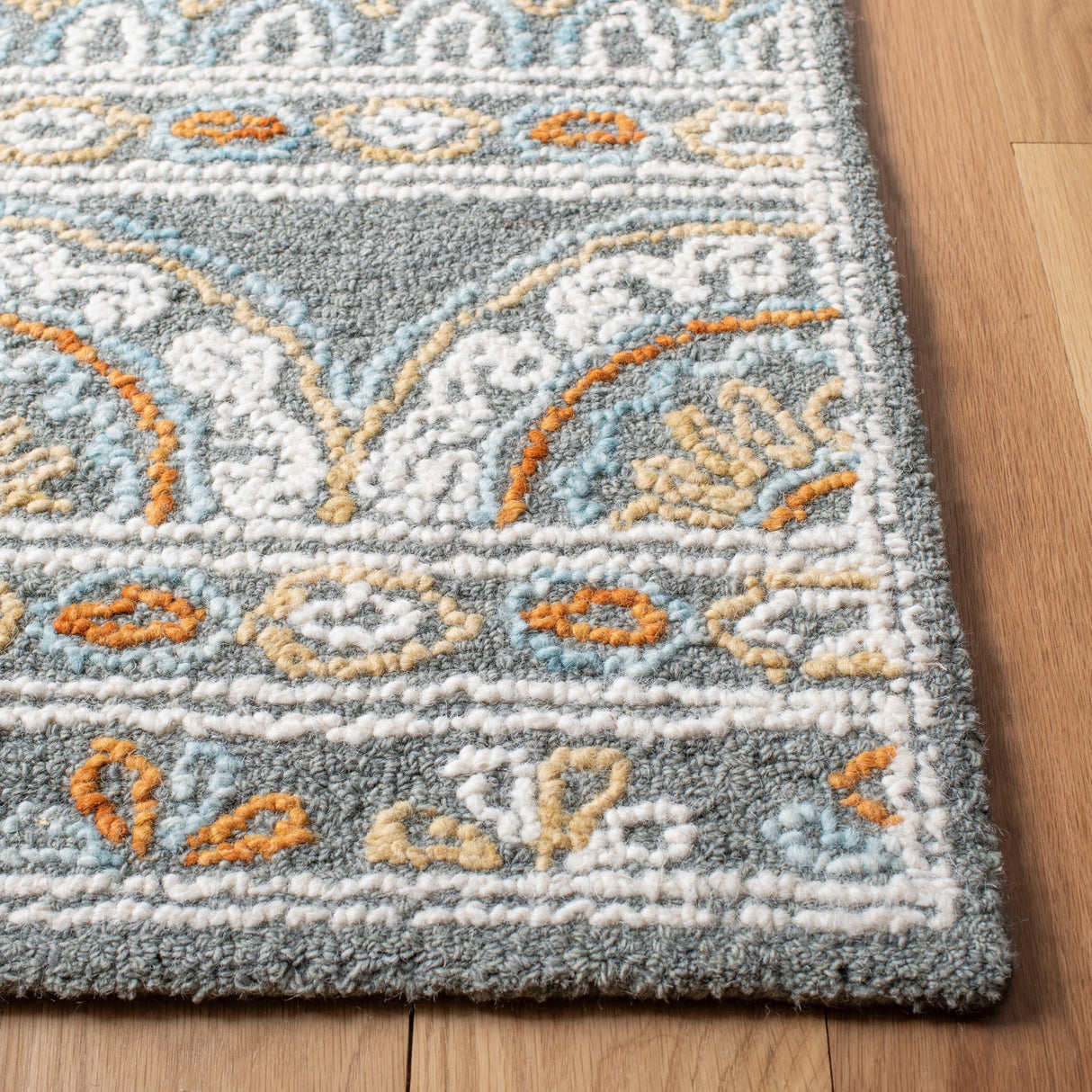 SAFAVIEH Handmade Blossom Julene Wool Rug