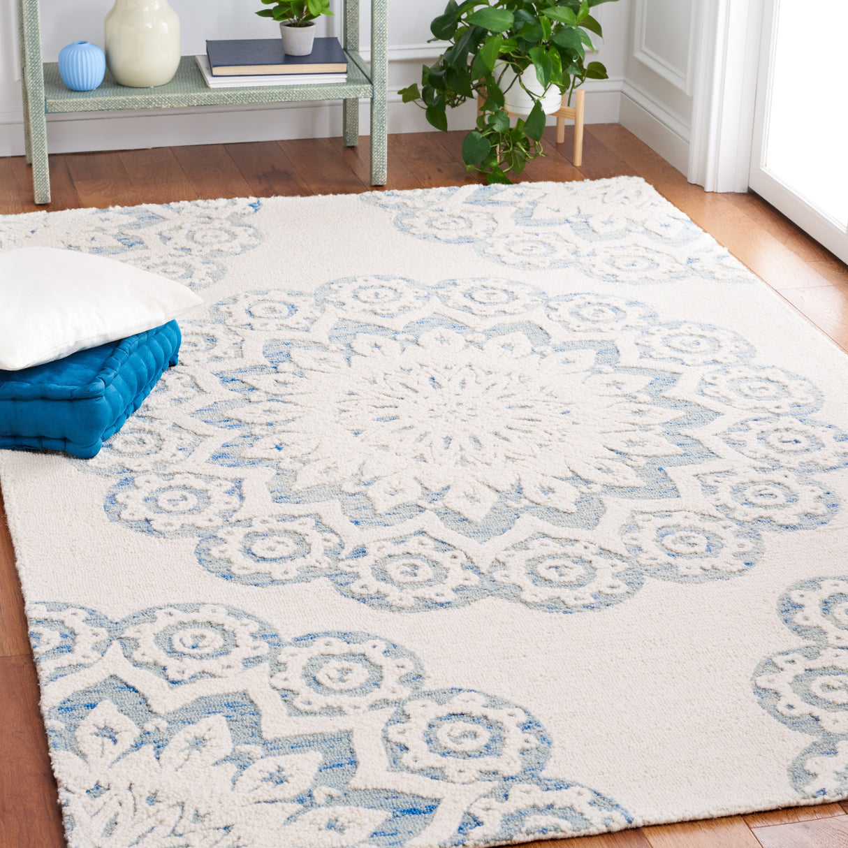 SAFAVIEH Handmade Blossom Oriella Modern Floral Wool Rug