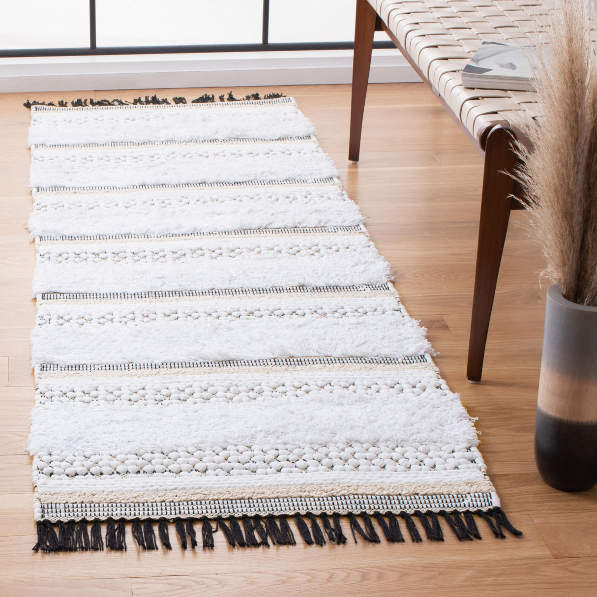 SAFAVIEH Handmade Boston Damilya Coastal Cotton Rug with Fringe