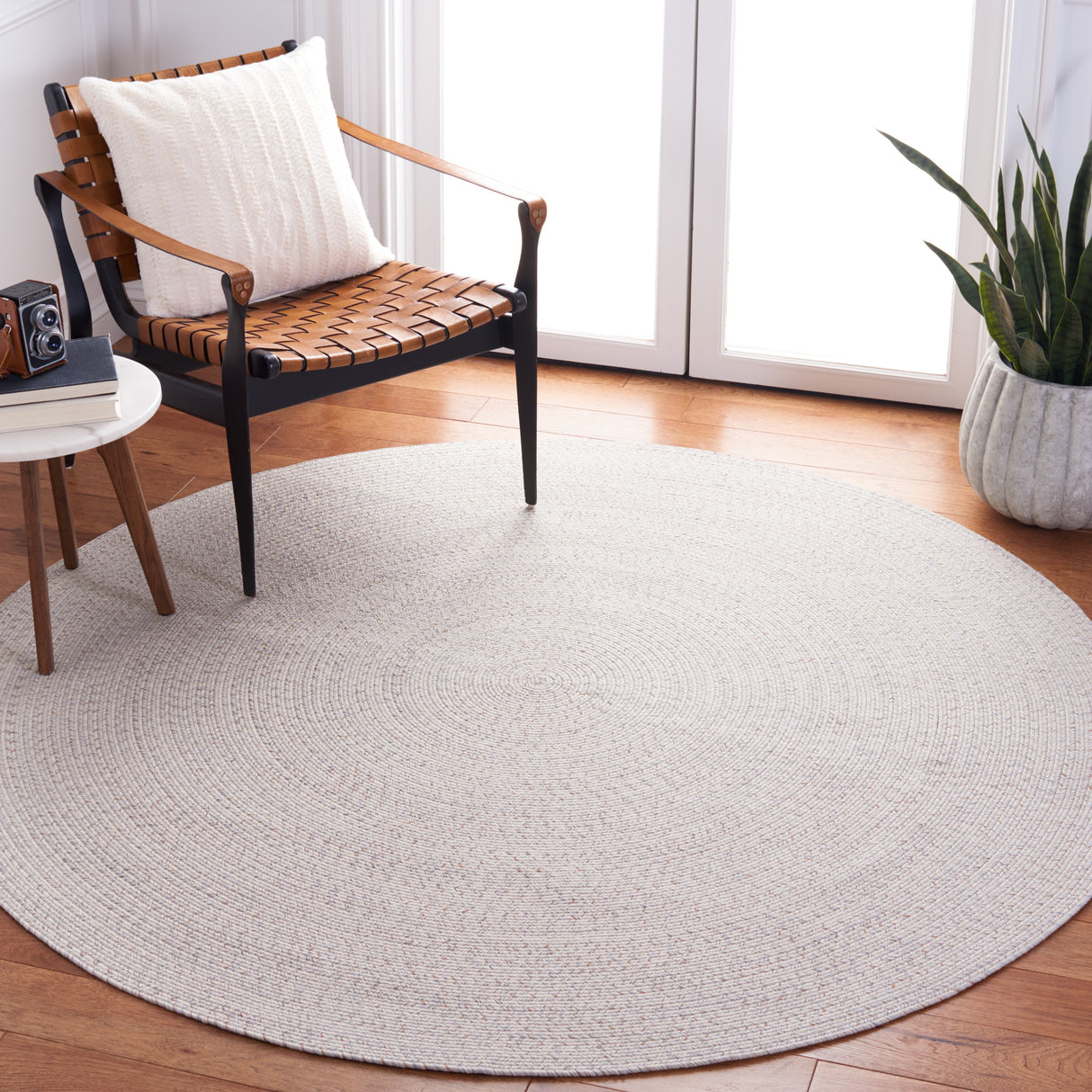 SAFAVIEH Handmade Braided Anthi Casual Rug