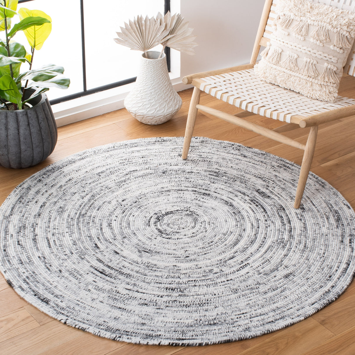 SAFAVIEH Handmade Braided Arnoldina Round Rug