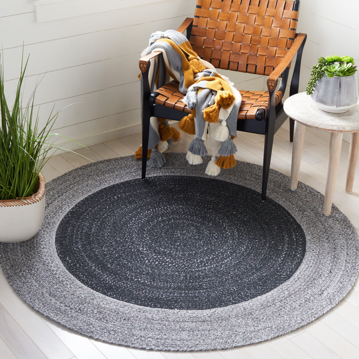 SAFAVIEH Handmade Braided Zelie Round Rug