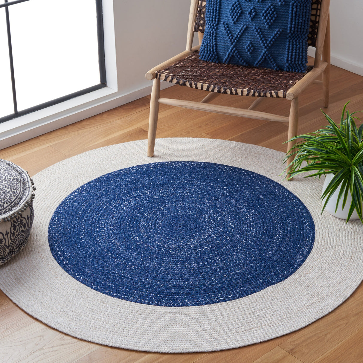 SAFAVIEH Handmade Braided Zelie Round Rug