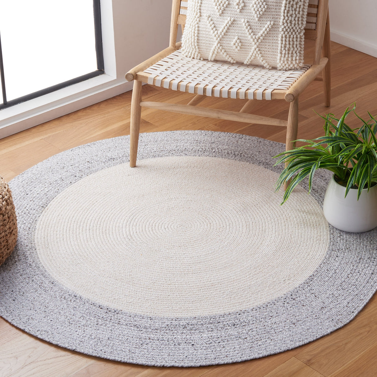 SAFAVIEH Handmade Braided Zelie Round Rug