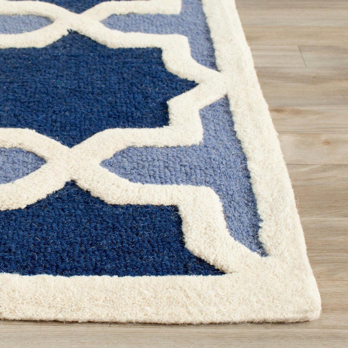 SAFAVIEH Handmade Cambridge Adelgund Modern Moroccan Wool Rug