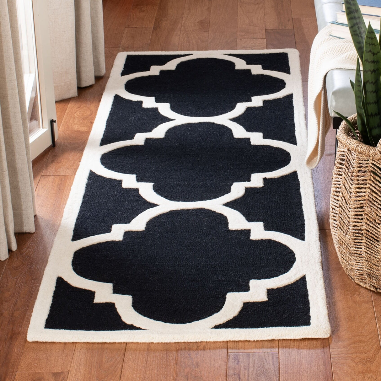 SAFAVIEH Handmade Cambridge Gullveig Modern Moroccan Wool Rug