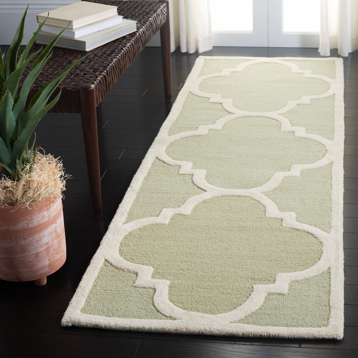 SAFAVIEH Handmade Cambridge Gullveig Modern Moroccan Wool Rug