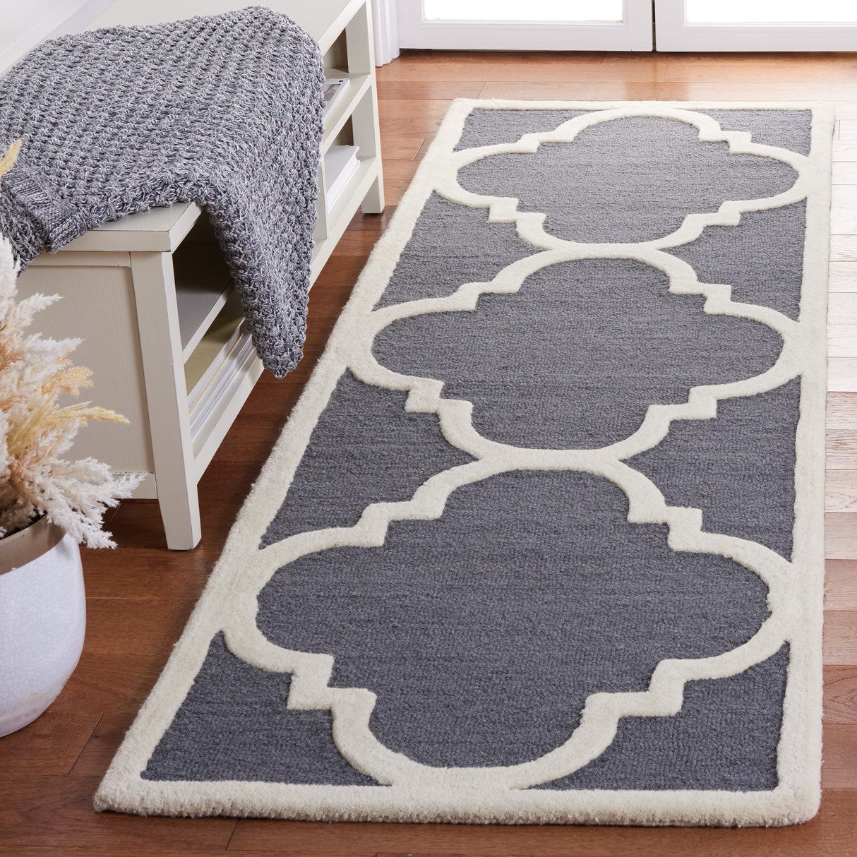 SAFAVIEH Handmade Cambridge Gullveig Modern Moroccan Wool Rug