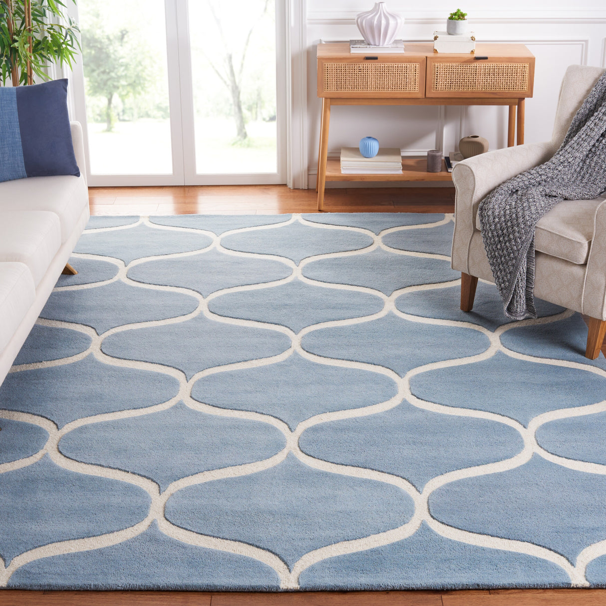 SAFAVIEH Handmade Cambridge Nenka Modern Wool Rug