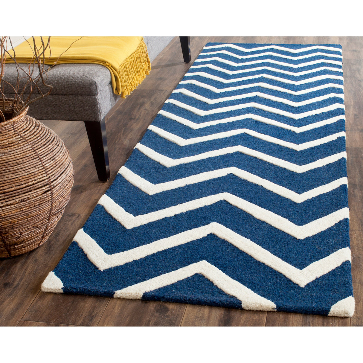 SAFAVIEH Handmade Cambridge Terttu Chevron Wool Rug