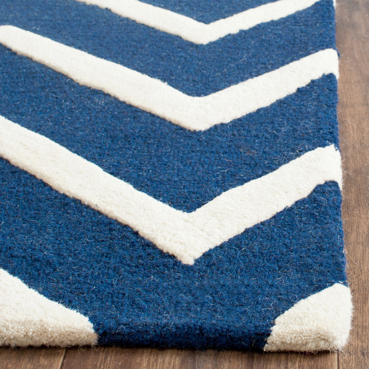 SAFAVIEH Handmade Cambridge Terttu Chevron Wool Rug