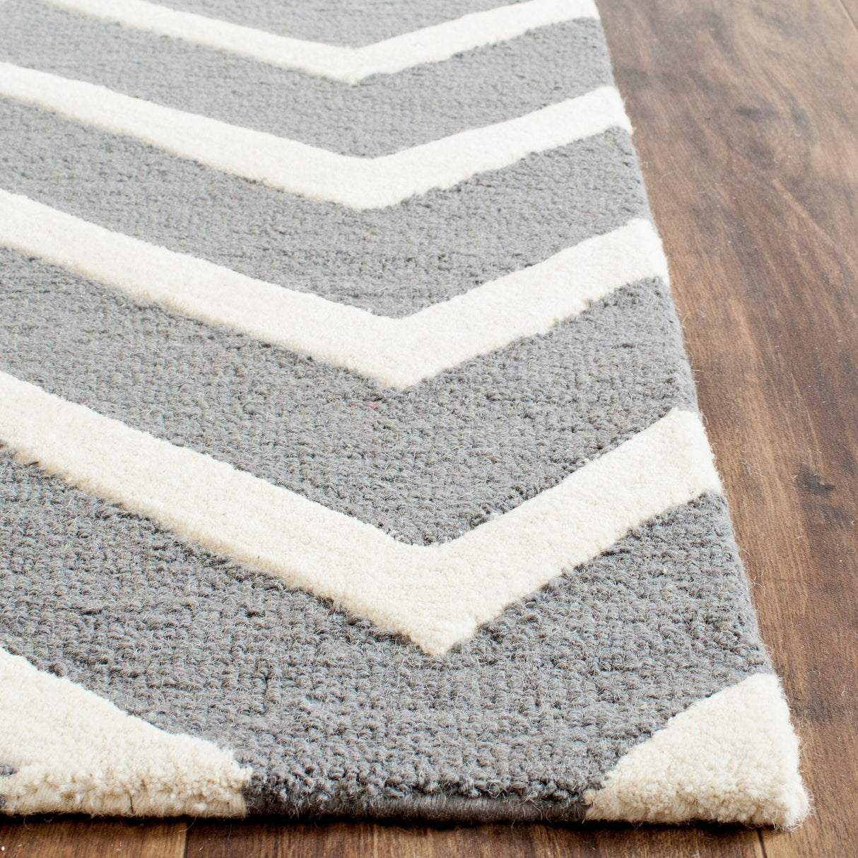 SAFAVIEH Handmade Cambridge Terttu Chevron Wool Rug