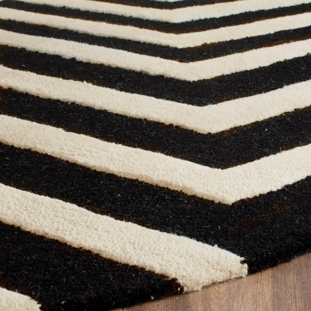 SAFAVIEH Handmade Cambridge Terttu Chevron Wool Rug