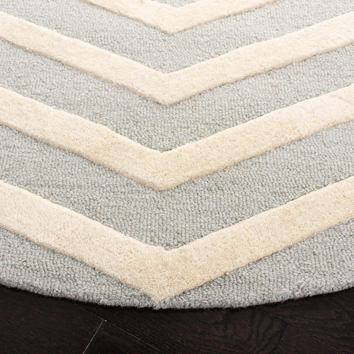 SAFAVIEH Handmade Cambridge Terttu Chevron Wool Rug