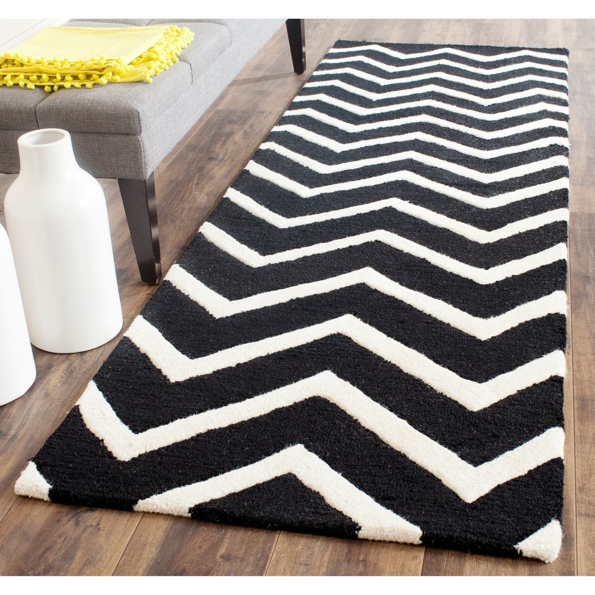 SAFAVIEH Handmade Cambridge Terttu Chevron Wool Rug