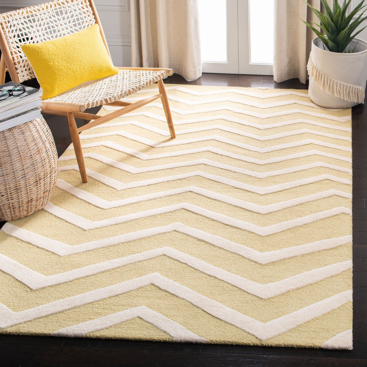 SAFAVIEH Handmade Cambridge Terttu Chevron Wool Rug