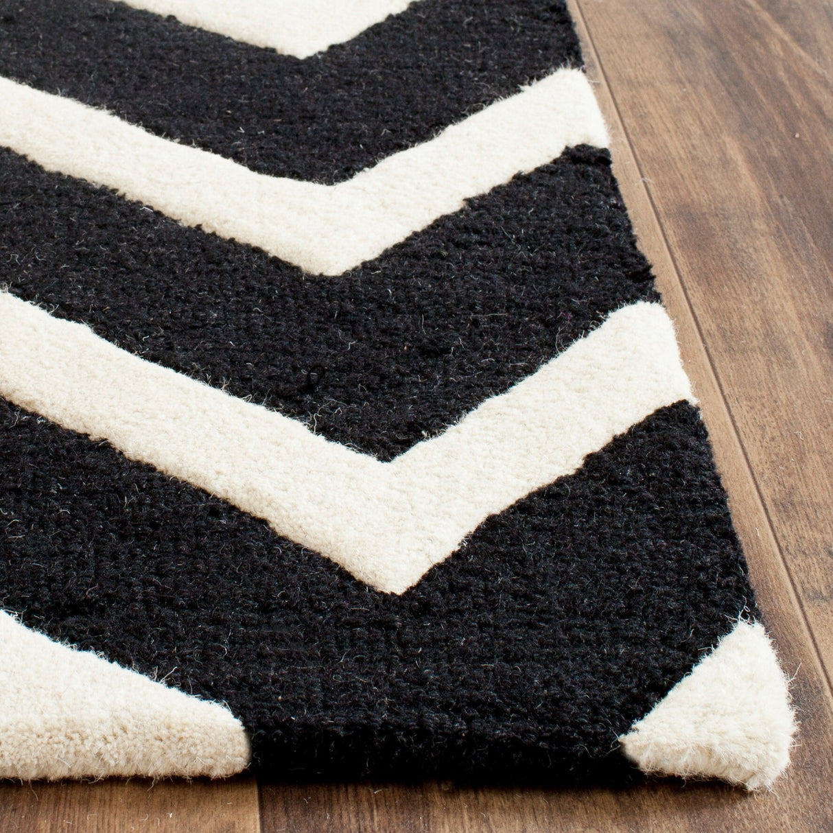 SAFAVIEH Handmade Cambridge Terttu Chevron Wool Rug