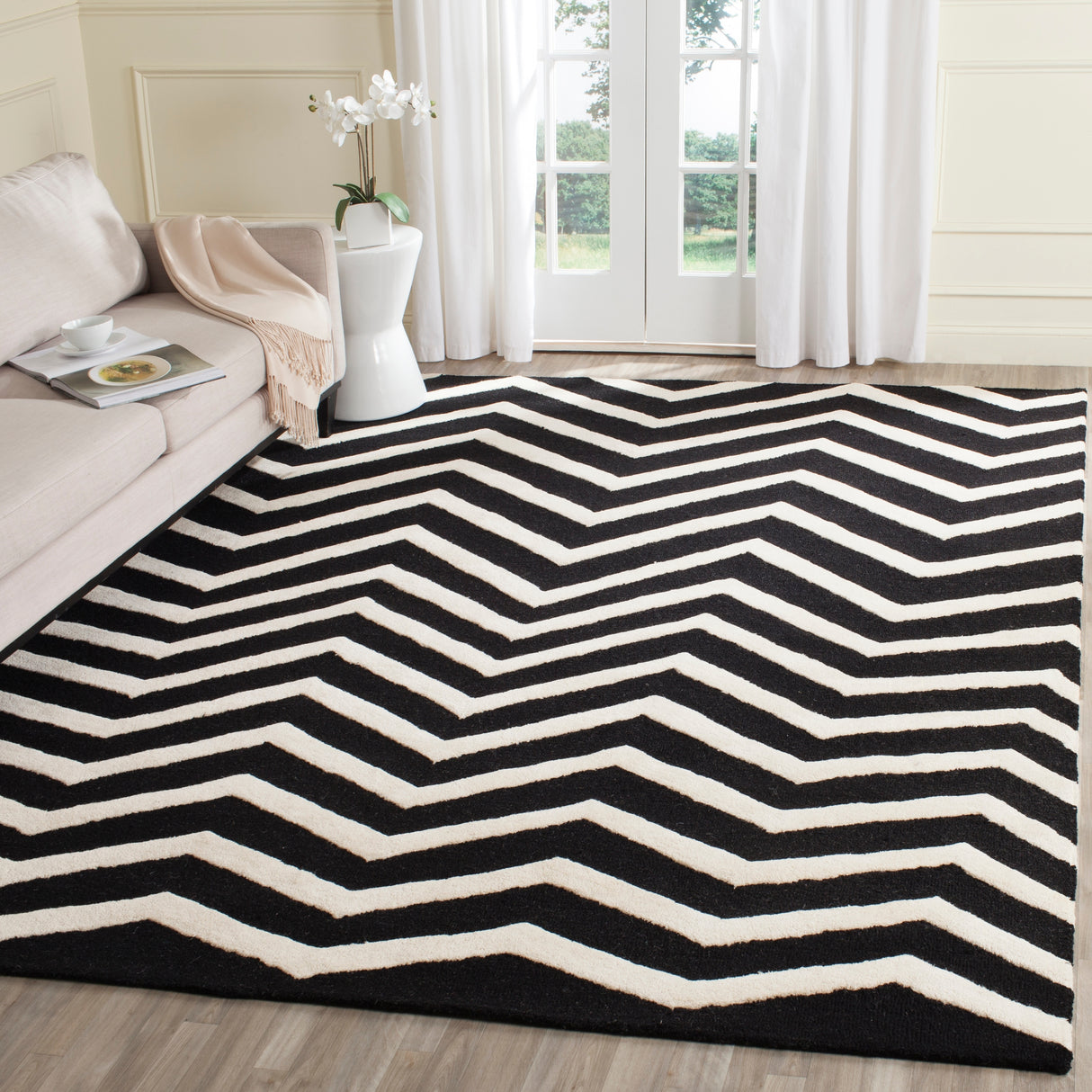 SAFAVIEH Handmade Cambridge Terttu Chevron Wool Rug