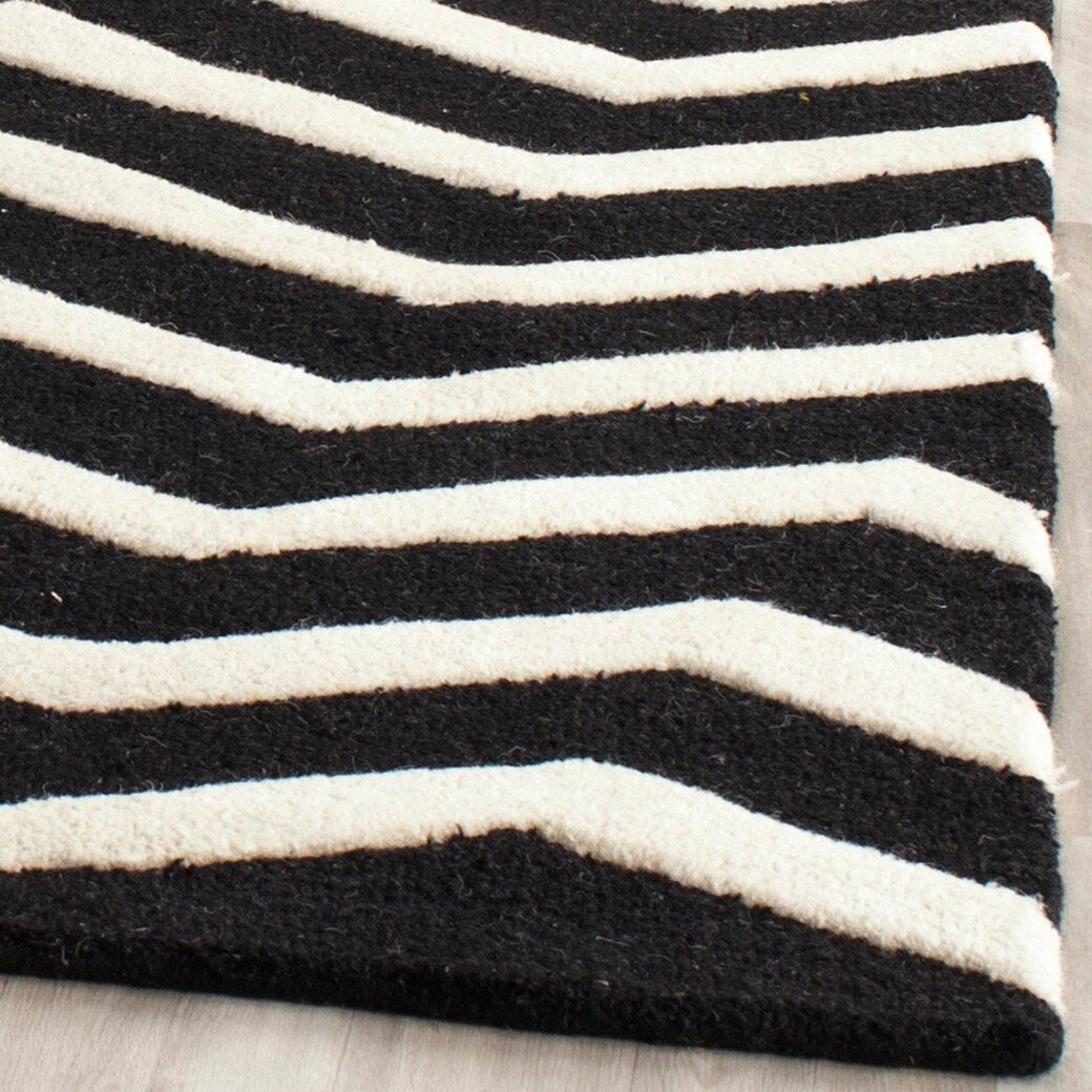 SAFAVIEH Handmade Cambridge Terttu Chevron Wool Rug