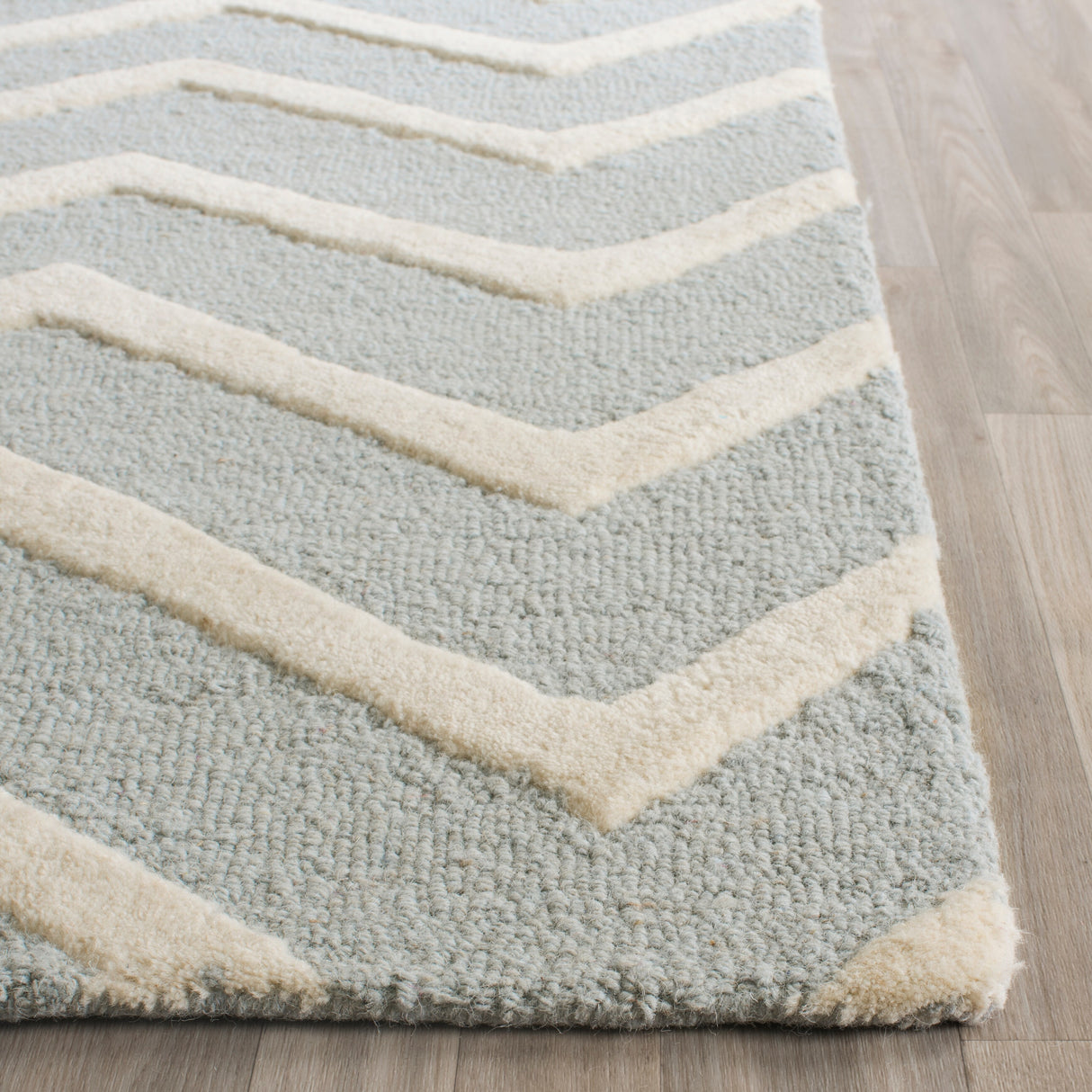 SAFAVIEH Handmade Cambridge Terttu Chevron Wool Rug