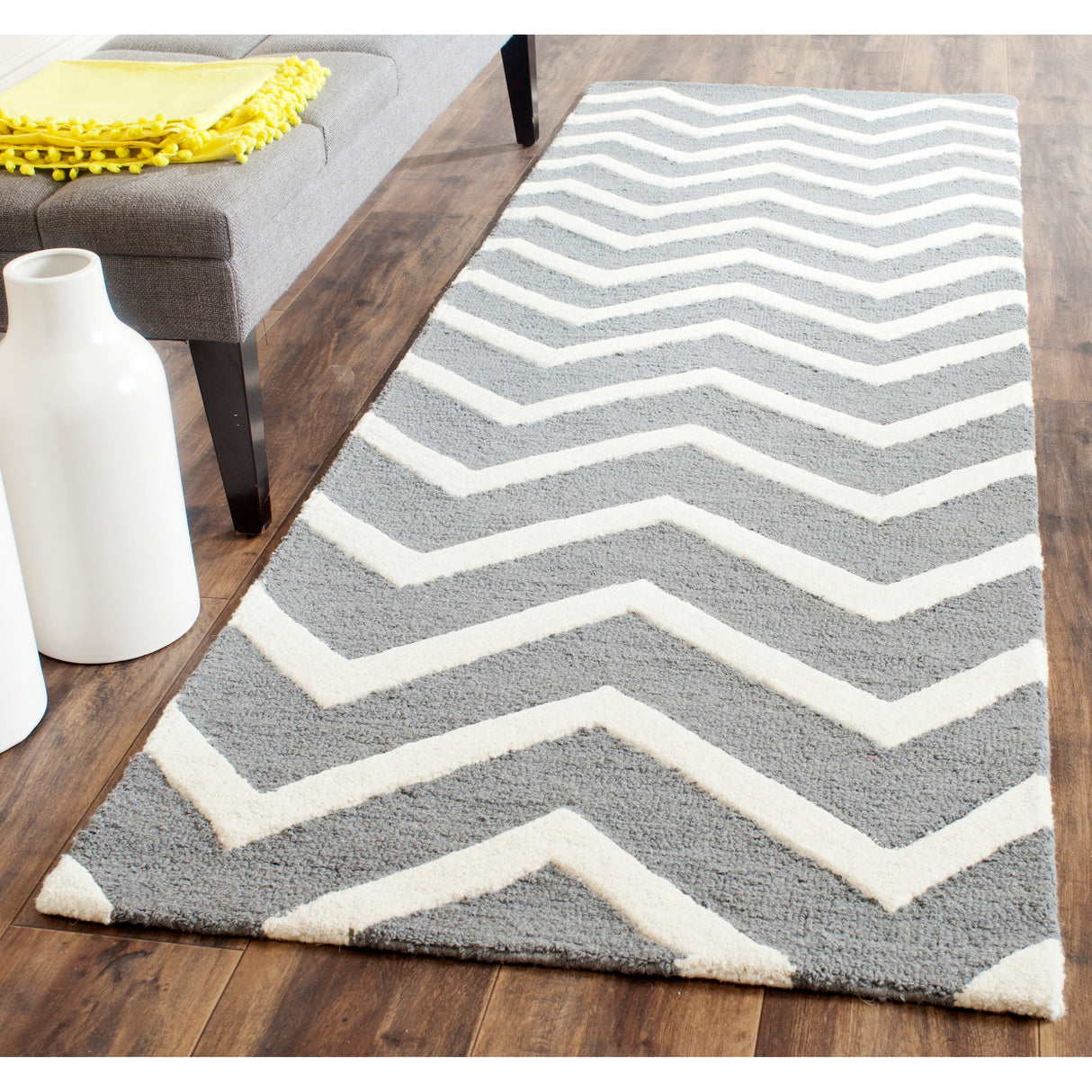 SAFAVIEH Handmade Cambridge Terttu Chevron Wool Rug