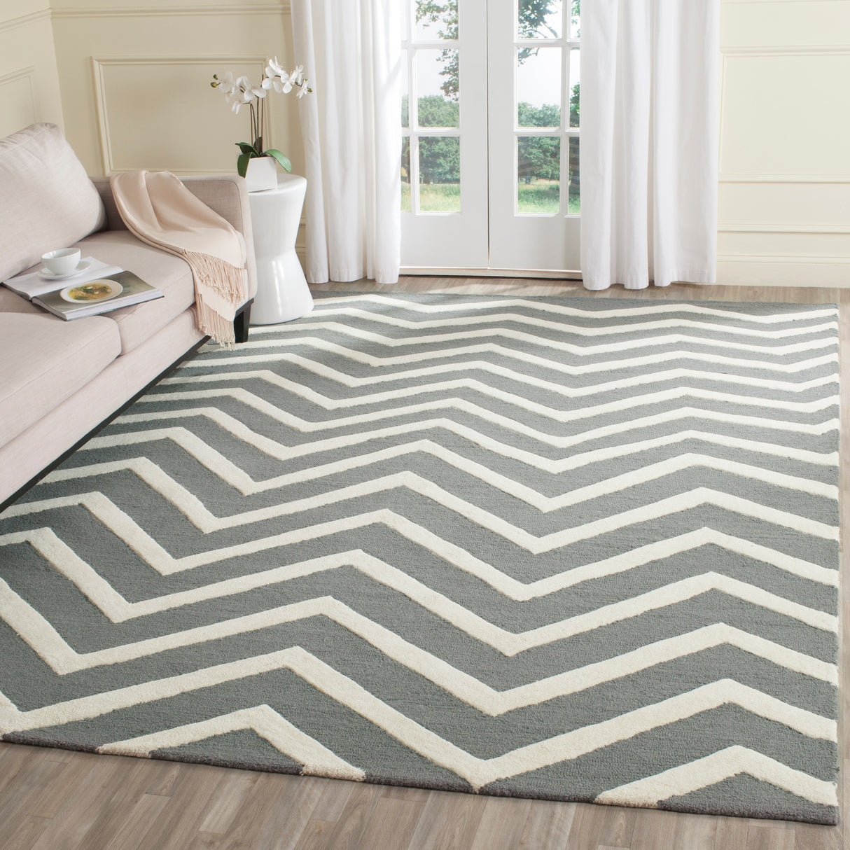 SAFAVIEH Handmade Cambridge Terttu Chevron Wool Rug