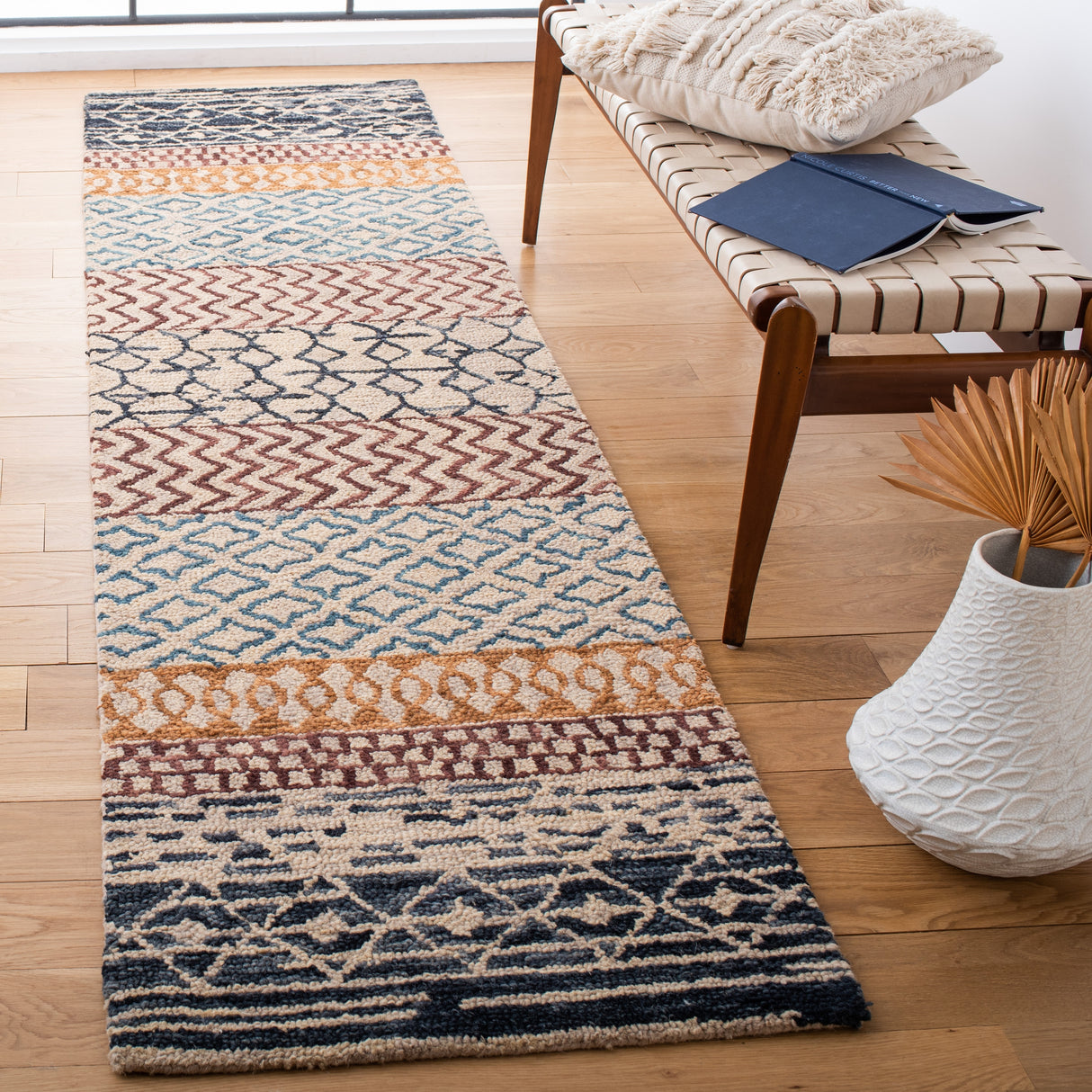 SAFAVIEH Handmade Capri Bethanie Contemporary Wool Rug