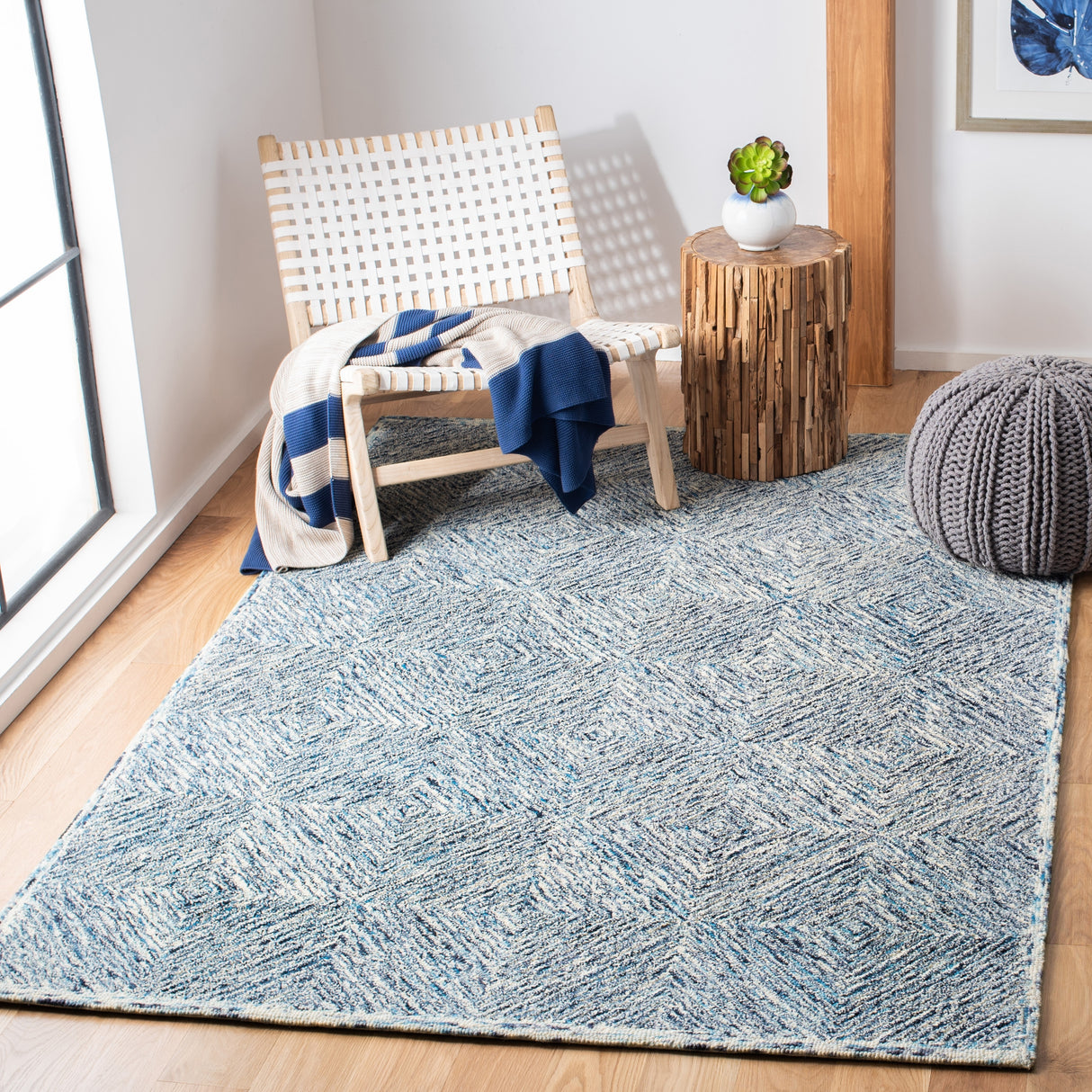 SAFAVIEH Handmade Capri Blathnaid Contemporary Wool Rug