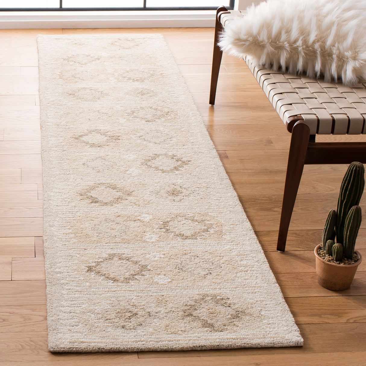 SAFAVIEH Handmade Capri Farideh Contemporary Wool Rug