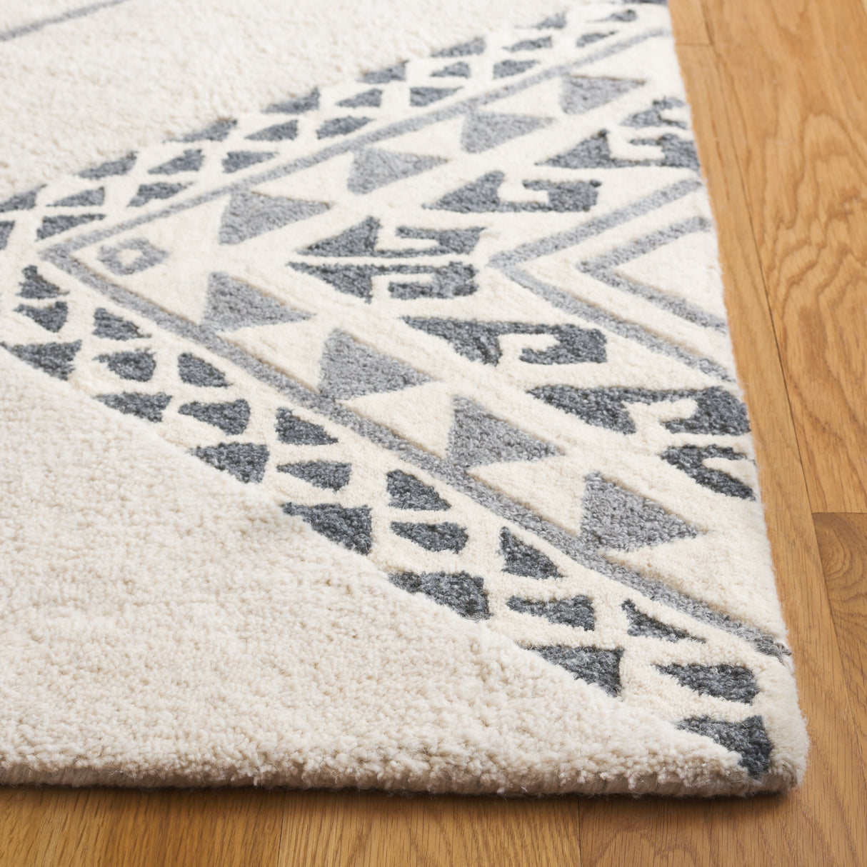 SAFAVIEH Handmade Casablanca Shag Dragulina Tribal Wool Rug