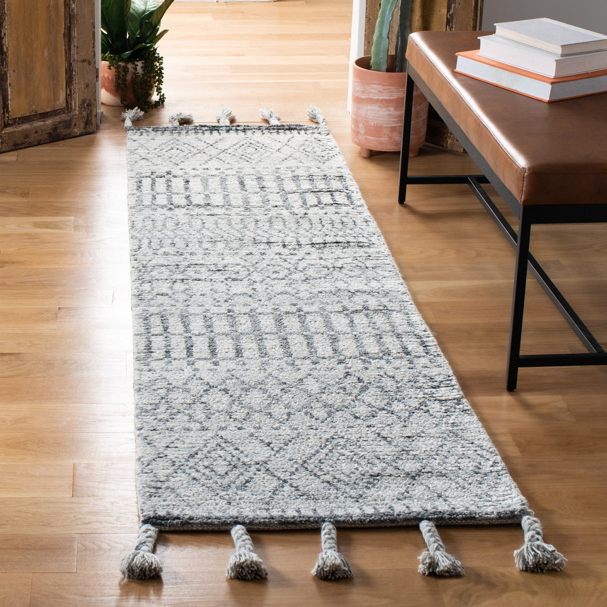 SAFAVIEH Handmade Casablanca Shag Hanita Tribal Wool Rug