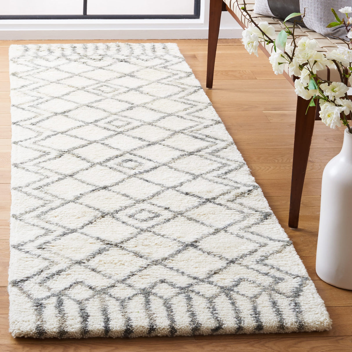 SAFAVIEH Handmade Casablanca Shag Ornella Tribal Wool Rug