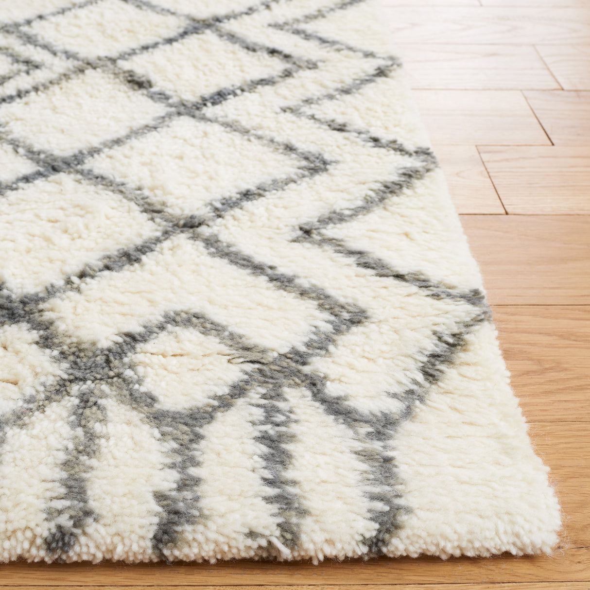 SAFAVIEH Handmade Casablanca Shag Ornella Tribal Wool Rug