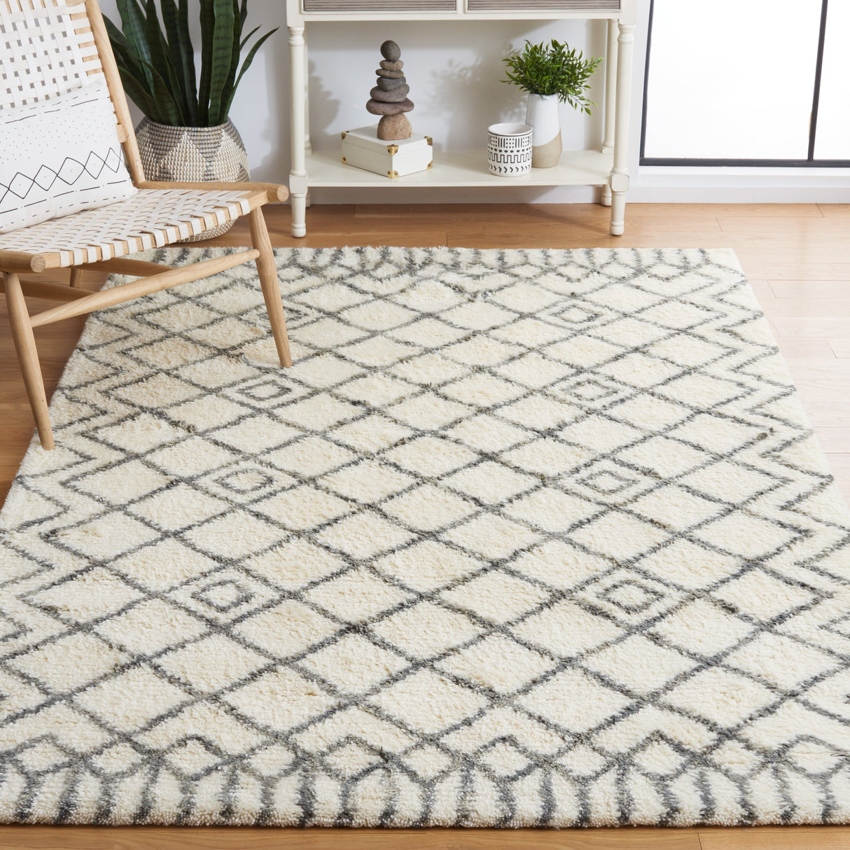 SAFAVIEH Handmade Casablanca Shag Ornella Tribal Wool Rug