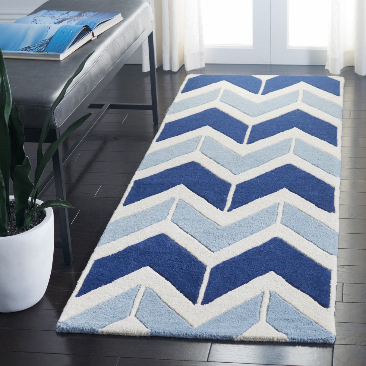 SAFAVIEH Handmade Chatham Elizabeta Modern Wool Rug