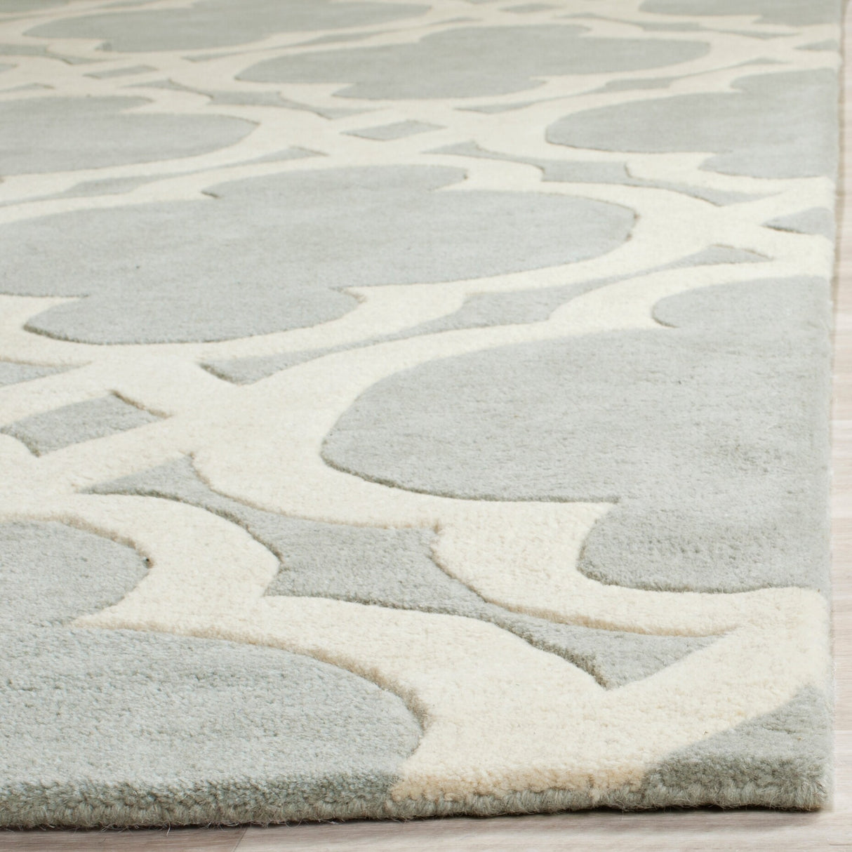 SAFAVIEH Handmade Chatham Naemi Modern Wool Rug