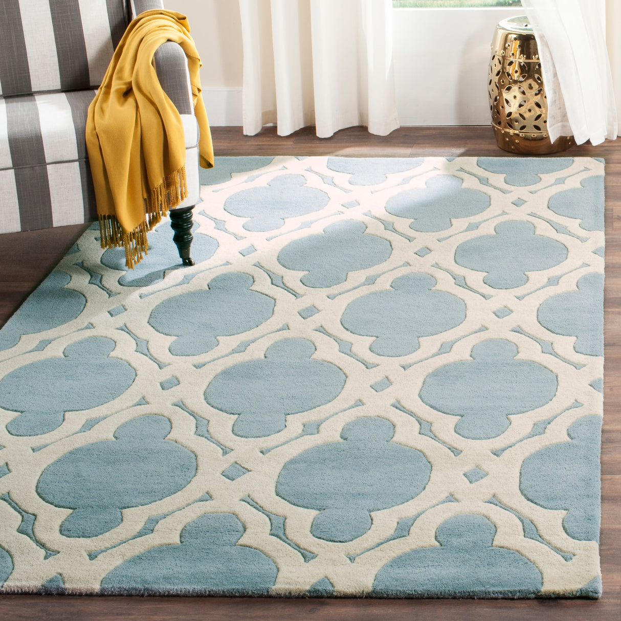 SAFAVIEH Handmade Chatham Naemi Modern Wool Rug