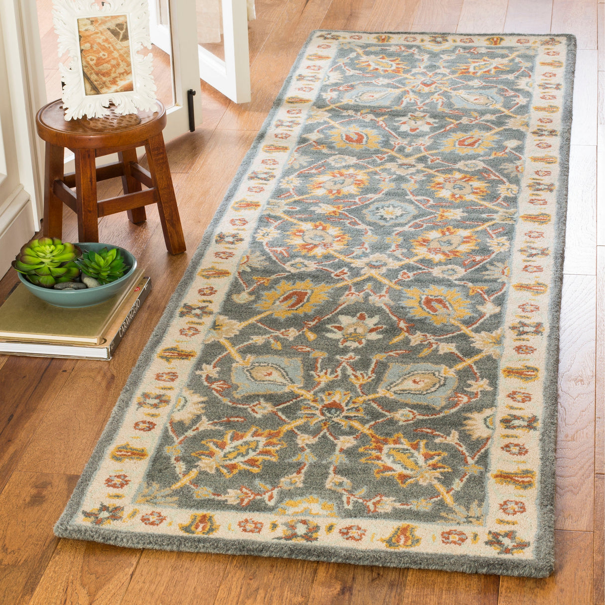 SAFAVIEH Handmade Classic Gertje Traditional Oriental Wool Rug