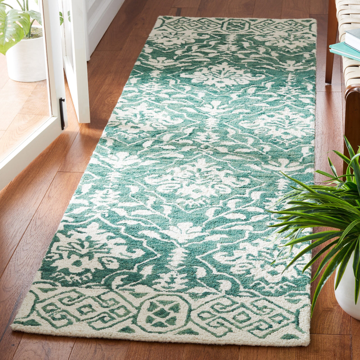 SAFAVIEH Handmade Dip Dye Elvedina Floral Wool Rug