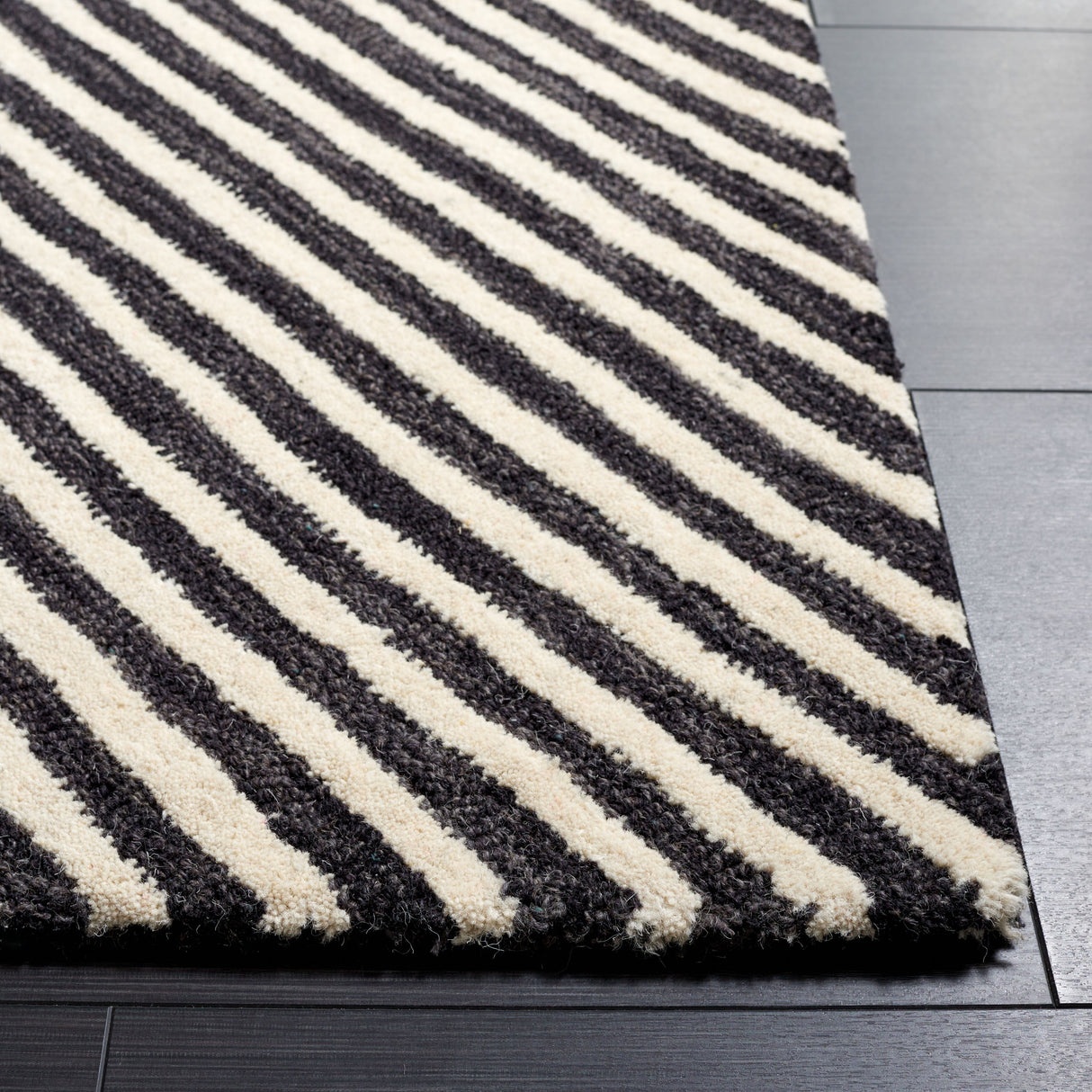 SAFAVIEH Handmade Ebony Nataliea Modern Wool Rug