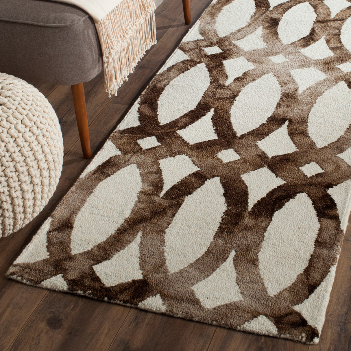 SAFAVIEH Handmade Eligija Wool Geometric Dip Dye Area Rug