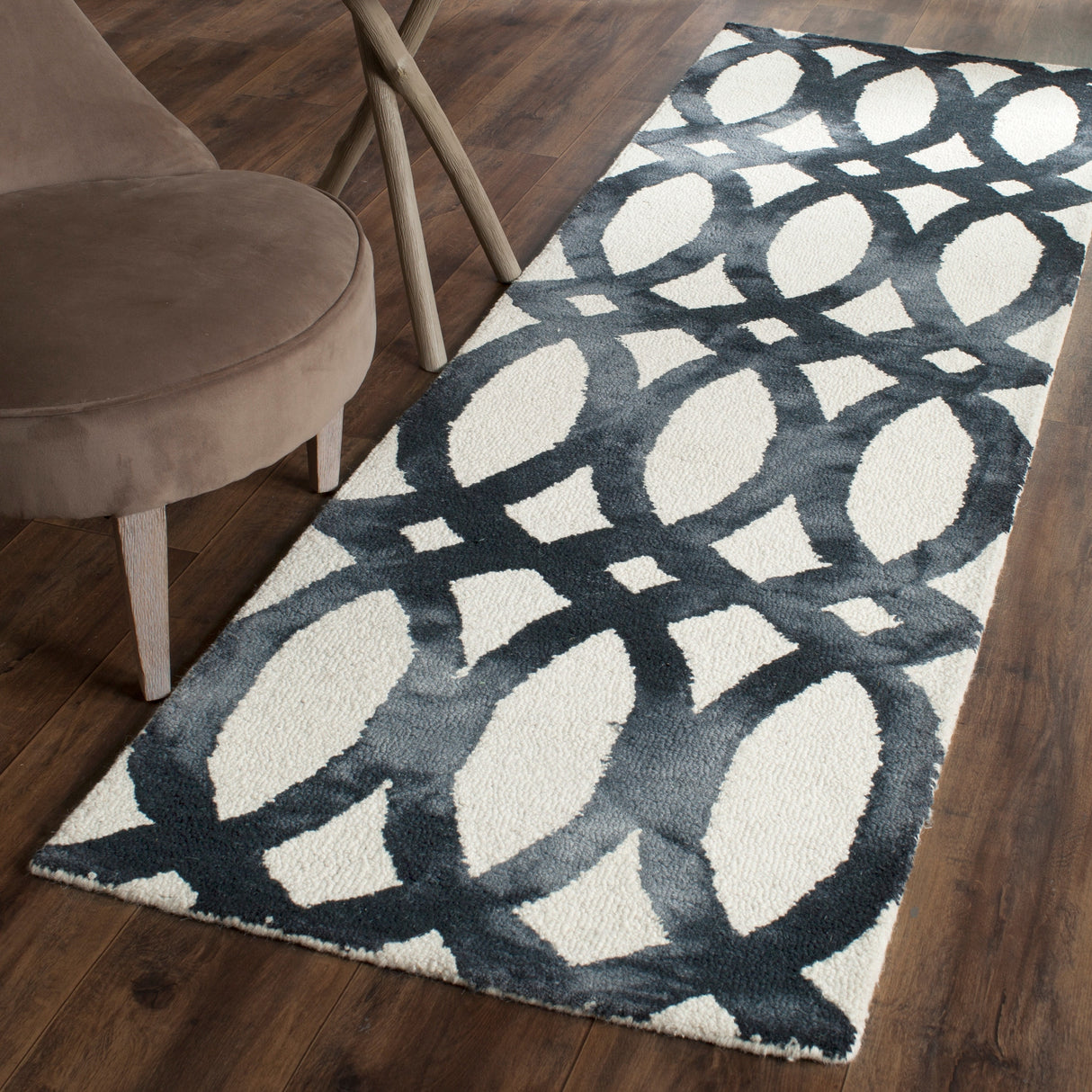 SAFAVIEH Handmade Eligija Wool Geometric Dip Dye Area Rug