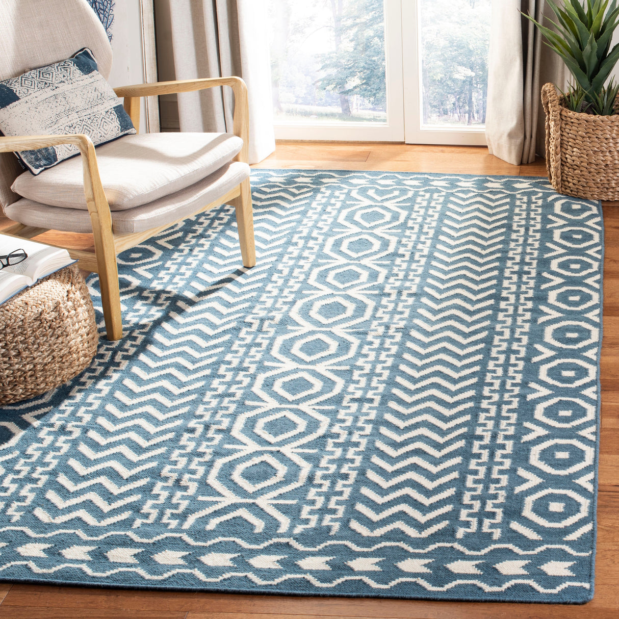 SAFAVIEH Handmade Flatweave Dhurries Krustina Modern Wool Rug