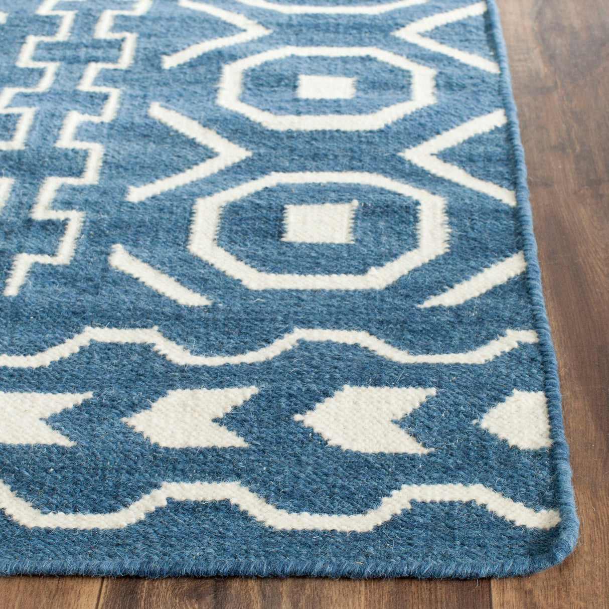 SAFAVIEH Handmade Flatweave Dhurries Krustina Modern Wool Rug